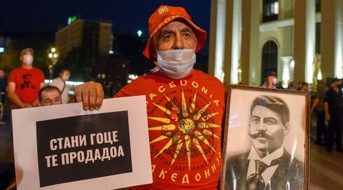 Un manifestante en una protesta contra la decisión del gobierno de Macedonia del Norte de cambiar el nombre del país. 