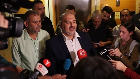 Mansour Abbas habla con los periodistas después de firmar el acuerdo de coalición con Yair Lapid y Naftali Bennett el miércoles por la noche. 