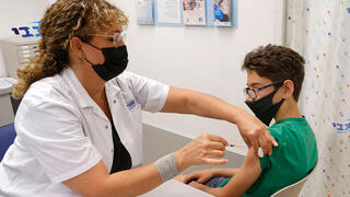 Un joven de 12 años se vacuna en Tel Aviv contra el coronavirus. 