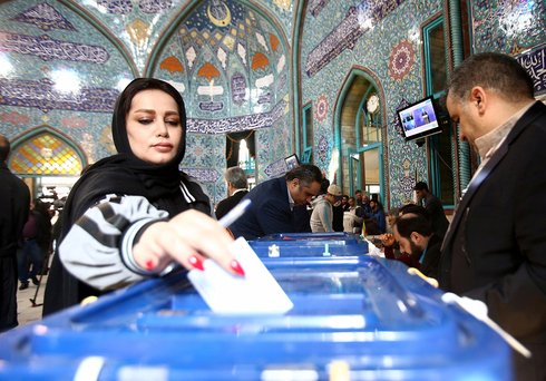 Iraníes votan en las elecciones parlamentarias del 2020.