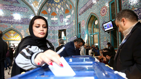 Iraníes votan en las elecciones parlamentarias del 2020.