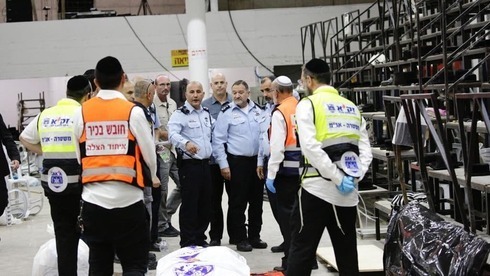 Paramédicos de United Hatzalah en la sinagoga de Givat Ze'ev donde se derrumbaron las gradas. 