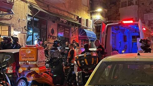 Paramédicos de United Hatzalah asisten a un trabajador árabe apuñalado en el mercado Mahane Yehuda de Jerusalem. 