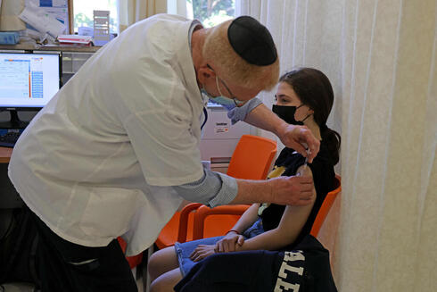 Una joven se vacuna contra el coronavirus en Jerusalem. 