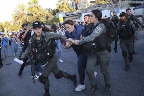 Agentes de las fuerzas de seguridad israelíes detienen a la periodista de Al Jazeera Givara Budeiri, durante una protesta en el barrio de Sheikh Jarrah, en Jerusalem Oriental. 