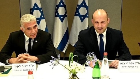 Los líderes de Yesh Atid, Yair Lapid, y de Yamina, Naftalí Bennett, quienes se alternarán en el cargo de primer ministro. 