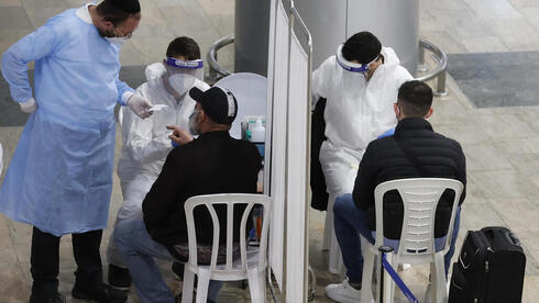 Recién llegados al aeropuerto Ben-Gurion son sometidos a pruebas de coronavirus. 