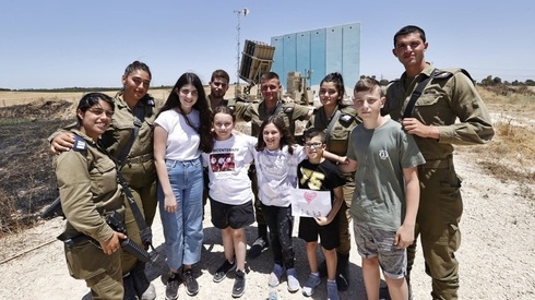 Niños de Ashdod visitan a combatientes de la Cúpula de Hierro. 