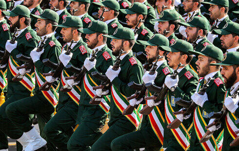 Miembros de la Guardia Revolucionaria Islámica durante un desfile militar en Teherán. 
