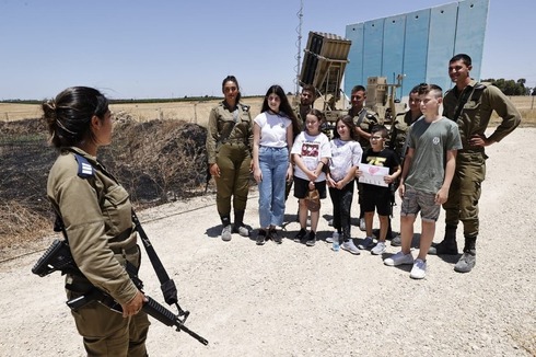 Niños de Ashdod escuchan las explicaciones de la comandante de la batería de la Cúpula de Hierro.