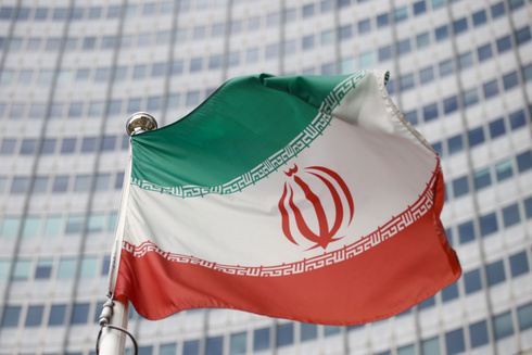 La bandera iraní ondea frente a la sede del Organismo Internacional de Energía Atómica en Viena, Austria. 