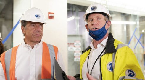 El gobernador Andrew Cuomo, a la izquierda, y el director de desarrollo de la MTA, Janno Lieber. 