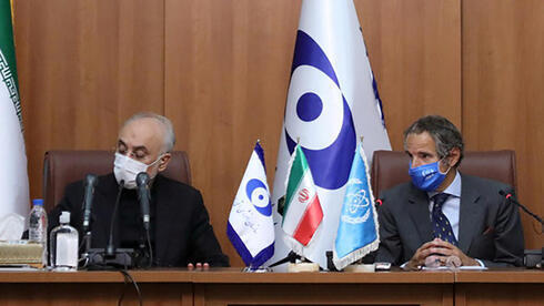 Ali-Akbar Salehi, director de la Organización de Energía Atómica de Irán, y Rafael Grossi, jefe del Organismo Internacional de Energía Atómica, durante una reunión en la República Islámica el año pasado.