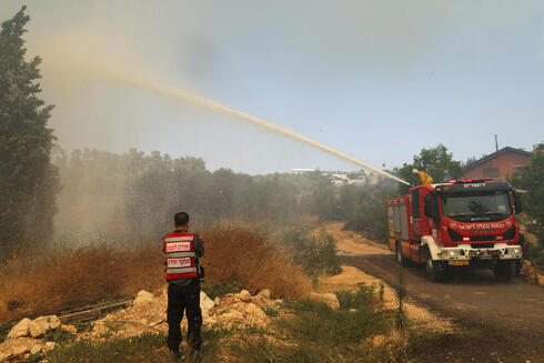 Setenta dotaciones de bomberos tratan de contener el fuego.