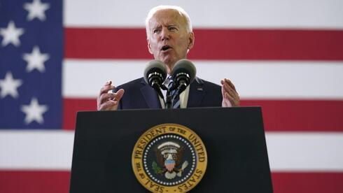 El presidente estadounidense Joe Biden se dirige a miembros de las Fuerzas Armadas estadounidenses en RAF Mildenhall en Suffolk, Inglaterra. 