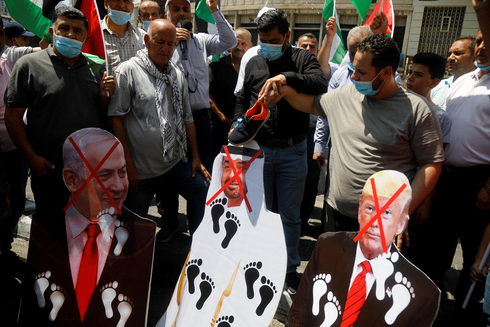 Palestinos en Ramallah protestan contra el acuerdo de normalización de Israel con los Emiratos Árabes Unidos en 2020. 