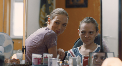 Las actrices israelíes Alena Yiv, a la izquierda, y Shira Haas interpretan a una madre y una hija en "Asia", una película israelí galardonada que ahora se estrena en Estados Unidos. 