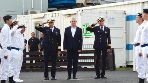 El ministro de Defensa Benny Gantz y el comandante de la Armada, Eli Sharvit (izq.) reciben al corbeta de patrulla Oz. 