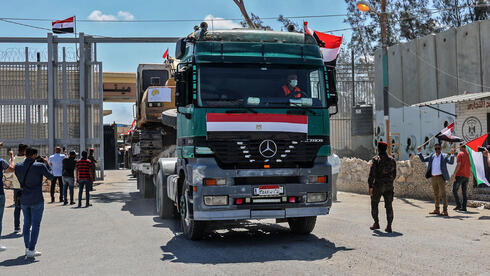 Camiones egipcios con trabajadores, materiales y equipamiento ingresan a Gaza desde Egipto. (AFP) Camiones egipcios con trabajadores, materiales y equipamiento ingresan a Gaza desde Egipto.