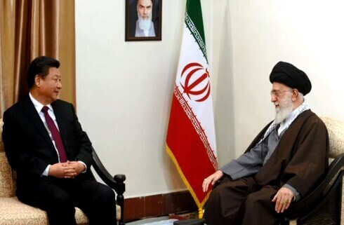 El presidente chino, Xi Jinping, junto al líder supremo iraní, el ayatolá Alí Jamenei. 