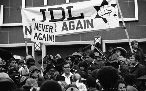 Meir Kahane se encuentra en el centro de una protesta de la Liga de Defensa Judía en Washington, marzo de 1977. 