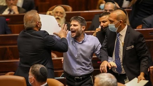 El líder de Sionismo Religioso, Bezalel Smotrich, expresa su furia contra Bennett durante el discurso del líder de Yamina en la Knesset.