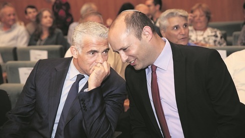 El gobierno encabezado por Naftali Bennett (derecha) y Yair Lapid de dispone a asumir el domingo por la tarde.