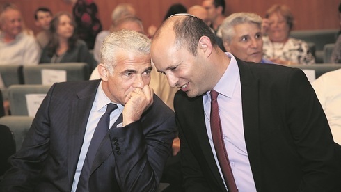 Naftalí Bennett, flamante primer ministro de Israel (derecha) y el primer ministro suplente, Yair Lapid. 