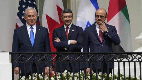 El primer ministro Benjamín Netanyahu, el ministro de Relaciones Exteriores de los Emiratos Árabes Unidos, Abdullah bin Zayed Al Nahyan, y el ministro de Relaciones Exteriores de Bahréin, Abdullatif bin Rashid Alzayani, en la firma de los Acuerdos de Abraham en la Casa Blanca, septiembre de 2020. 