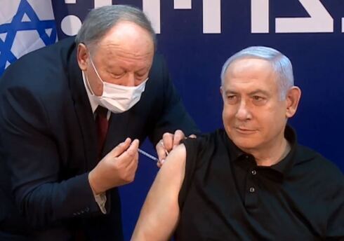 Netanyahu se convierte en la primera persona en recibir la vacuna contra el coronavirus en Israel, en diciembre de 2020. 