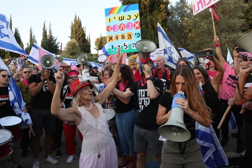 Partidarios del gobierno entrante celebran el sábado el inminente final del gobierno de Netanyahu frente a la residencia del primer ministro en Jerusalem. 
