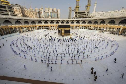 Peregrinos caminan alrededor de la Kabba, en la Gran Mezquita de La Meca, la ciudad santa del islam, en Arabia Saudita en 2020. 