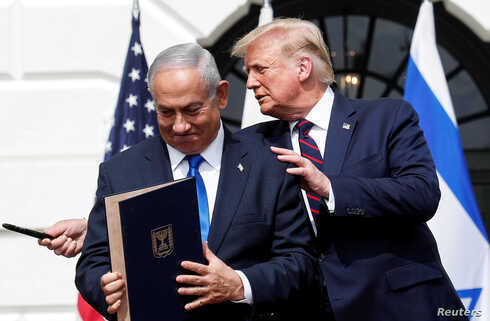 El primer ministro Benjamín Netanyahu junto al entonces presidente de Estados Unidos, Donald Trump, después de firmar los Acuerdos de Abraham en la Casa Blanca, septiembre de 2020. 