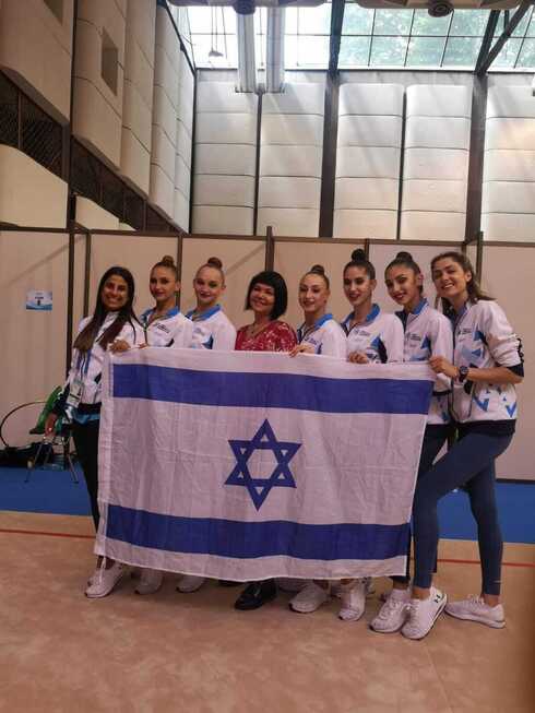Las atletas de la selección israelí y su entrenadora Ira Vigdorchik.