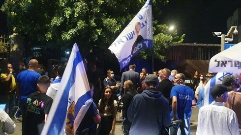 Manifestación de partidarios de Netanyahu frente a la residencia del primer ministro en Jerusalem.