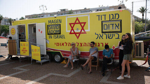 Israelíes donando sangre en Tel Aviv.