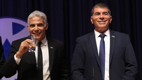 El ministro de Asuntos Exteriores, Yair Lapid, a la izquierda, asistiendo a la ceremonia de traspaso de poderes con su predecesor Gabi Ashkenazi en Jerusalem.