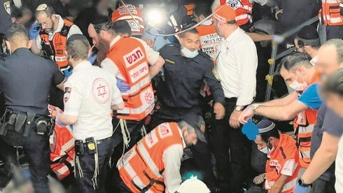 Equipos de rescate ayudan a las víctimas de la estampida en el evento de Lag B'Omer.