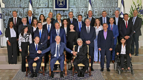 El gobierno número 36 de Israel se reúne para su foto oficial con el presidente Reuven Rivlin en su residencia de Jerusalem. 
