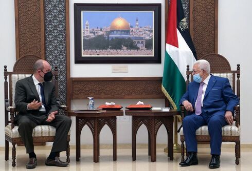 El presidente palestino Mahmoud Abbas (R) se reúne con el enviado de Estados Unidos para asuntos israelíes-palestinos Hady Amr