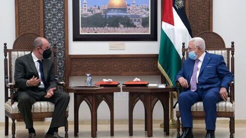 El presidente palestino Mahmoud Abbas (R) se reúne con el enviado de Estados Unidos para asuntos israelíes-palestinos Hady Amr