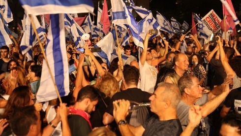 Festejos en Tel Aviv tras el fin de la votación en la que se aprobó el nuevo gobierno.