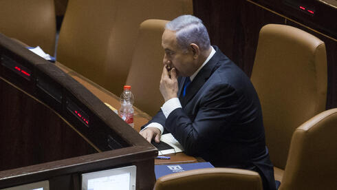 El ex primer ministro Benjamín Netanyahu durante la sesión especial de la Knesset convocada para aprobar un nuevo gobierno el domingo. 