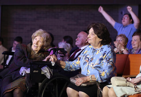 Aranka Engel, de 103 años, sostiene la mano de su compañera sobreviviente del Holocausto Jean Kurz, de 81 años. 