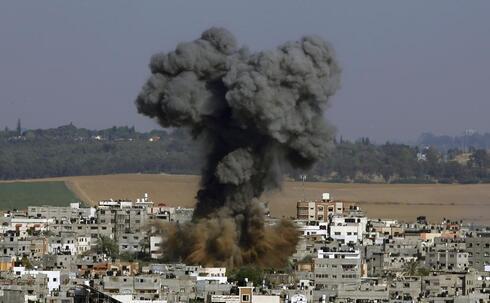Una columna de humo se eleva en la ciudad de Gaza tras una ofensiva de las FDI. 