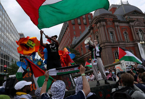 Manifestantes pro palestinos ondean banderas frente a la Casa Blanca, durante una manifestación el 12 de mayo de 2021. 