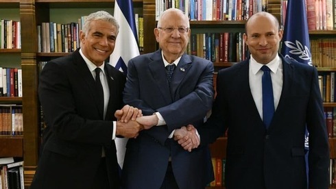 El ministro de Relaciones Exteriores, Yair Lapid; el presidente de Israel, Reuven Rivlin, y el primer ministro Naftalí Bennett. 