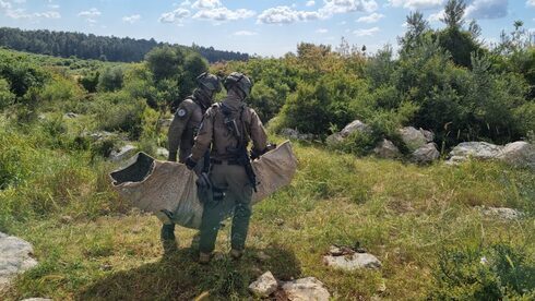 Soldado demuestran cómo el Kit 300 puede ser usado para asistir a heridos. 