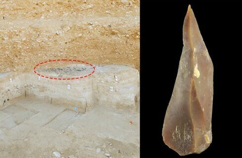 Un grupo de artefactos de piedra de pedernal desenterrados (izquierda) y una punta de flecha de sílex representativa del Paleolítico Superior en Boker Tachtit.