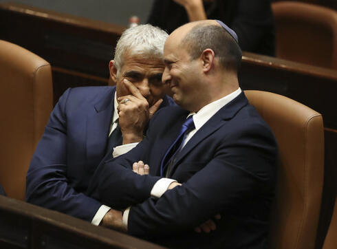 Yair Lapid y Naftali Bennett en la Knesset para la votación del domingo que los convirtió en canciller y primer ministro, respectivamente. 